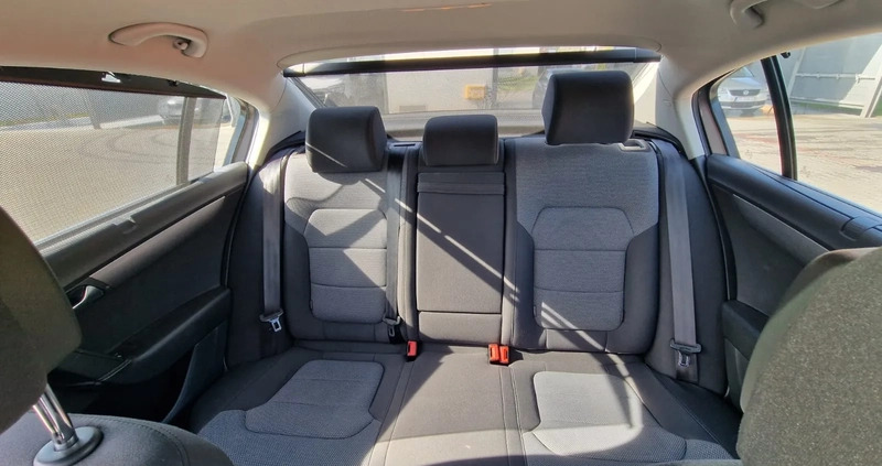 Volkswagen Passat cena 28000 przebieg: 200000, rok produkcji 2011 z Szczawnica małe 92